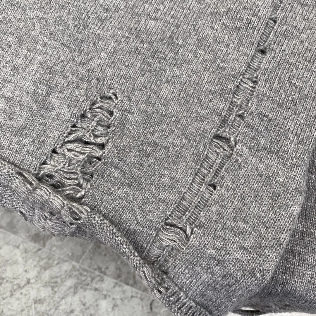 P230 High-quality Chrome Hearts CH Chrome Hearts patchwork cross hole knitted sweater pullover. The popular style is the same for men and women. It is matched with black and white. It looks good in real life. The upper body is good-looking. It looks good in daily wear. It is even more photogenic. It’s hard not to buy it. Buy it for me!!! Believe me, no one can refuse such a long Chrome Hearts jacket. The version has been expanded based on the old version. The upper body is loose and stylish, and the hem is expanded to a casual design. Fat people look extremely slim, thin people have limited height and high-end. Ten thousand yuan ZP printing, 1:1 perfect restoration, looks good when worn alone or stacked, can be easily controlled by both men and women. If you care more about quality, you must also respect the price. It is completely different from the thin see-through bottoms and junk products on the market that pill when worn. If the style makes you shine at a glance, then quality is what you should pay more attention to. Compared with price, we focus on quality. Customers who have received my products all know it. ️️️ Sweaters on the market are generally made of bract core yarn. We use modal. The advantages over core-spun yarn are very intuitive: high cost, high price, high density, relatively expensive for developers, and let us make a lot less money. In addition, it is delicate, has no scum on the upper body, resists pilling, and is high-end. We are conscientious sellers and do not use core-spun yarn. Apart from being cheap, core-spun yarn is really useless. It shrinks, pills, hooks, and makes people pierced. He is proficient in everything. It is 2024. Who doesn’t want to look decent when they go out? Quality determines the upper body effect. No matter how bad the quality, the best style is still the temperament of the urban-rural fringe. We only do long-term business. Quality determines character. Take it back and wear it with confidence and wash it. The quality of the pattern will definitely make your eyes shine. We only make the right version of high quality. We make high-end hard goods. Reject junk goods and reject fast food. Conscientious quality and conscientious price. You deserve it!  Color: Black White Gray Red Size: S M L